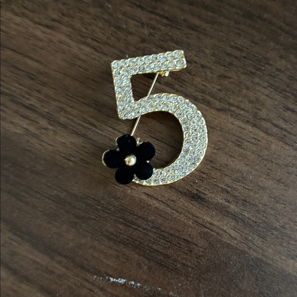 NO. 5 BROOCH GOLD /RHINESTONES W BLACK CAMELLIA FLOWER. - Picture 2 of 3